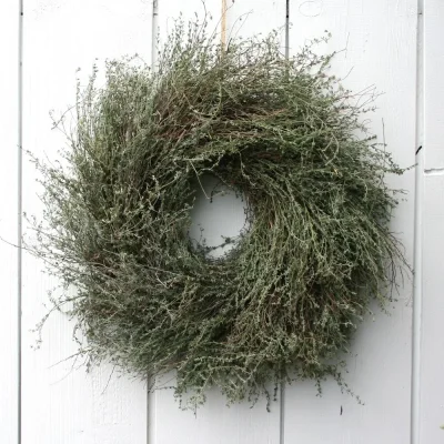 Inspiration für minimalistische Floristik - Entdecken Sie die FRI-Collection: Minimalistische floristische Arrangements, die mit Eleganz, Stil und hochwertigen Materialien überzeugen.