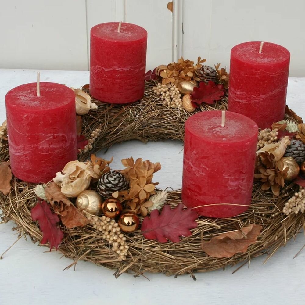 Adventskranz mit 4 roten Kerzen