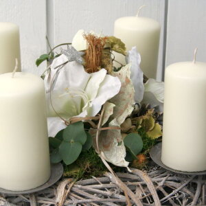 Adventskranz mit Amaryllis und creme Kerzen 41 cm