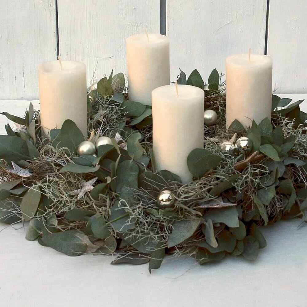 Adventskranz frisch mit Eucalyptus silber Kugeln und 4 Kerzen 35-45 cm