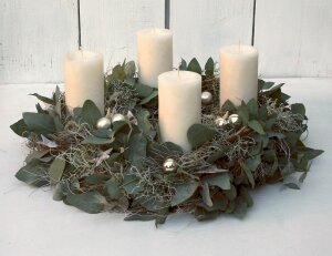 Adventskranz frisch mit Eucalyptus silber Kugeln und 4 Kerzen 35-45 cm