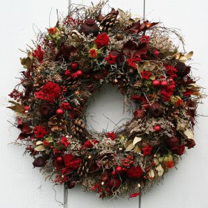 adventskranz mit lichterkette aus naturmaterialien in...