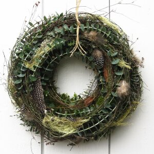 Sommerkranz mit frischem Eukalyptus und Federn