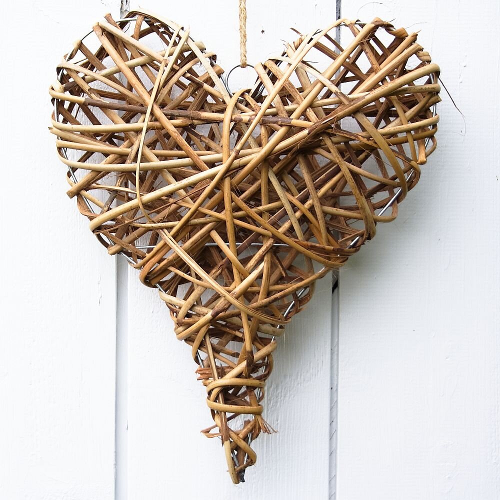 tuerkranz-herz-aus-ratan-zum-aufhaengen-in-zwei-groessen