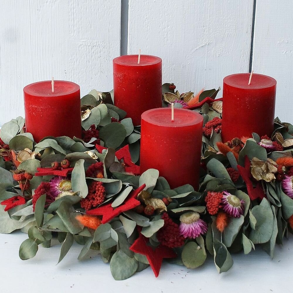 adventskranz-mit-4-rote-kerzen-rote-sternen-und-strohblumen