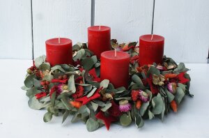 Adventskranz mit 4 roten Kerzen, roten Sternen und Strohblumen