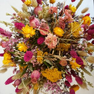 Handgefertigter Trockenblumenstrauß "Natürliche Harmony" in pink-gelb-blau mit Strohblumen