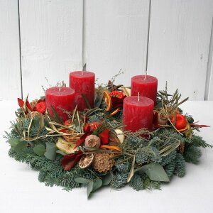 Adventskranz mit 4 Kerzen und einer Fülle von...