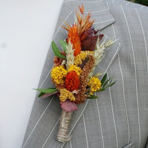 Hochzeitsanstecker aus Trockenblumen für Sommerhochzeit