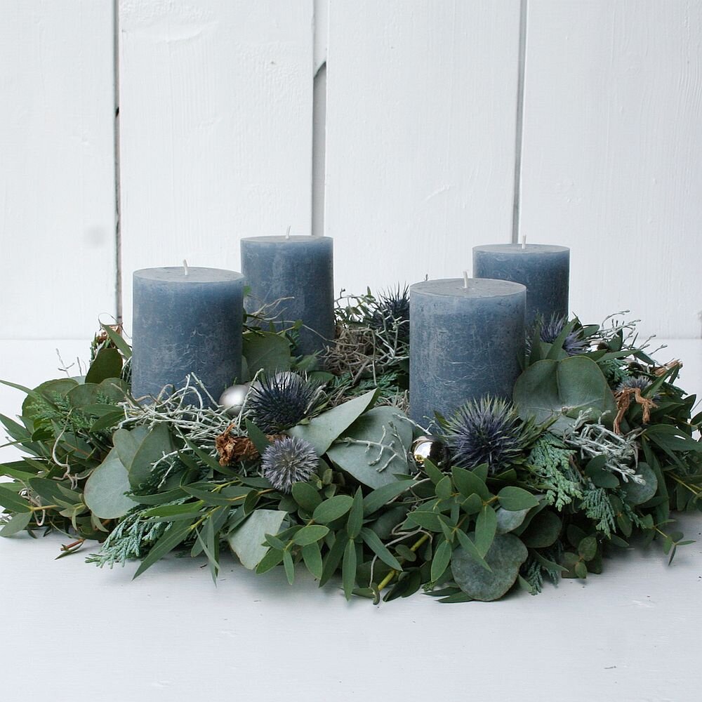 Adventskranz mit 4 blauen Kerzen, Disteln und silbernen Kugeln