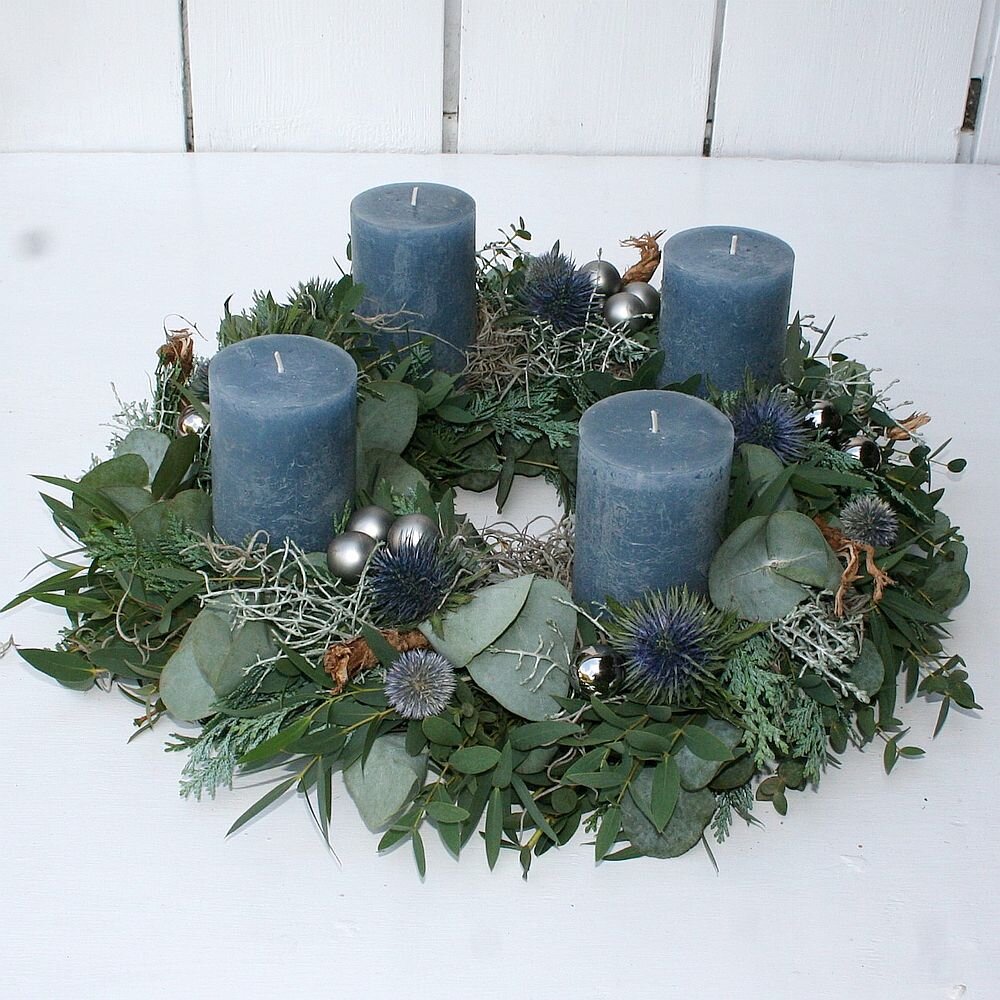 Adventskranz mit 4 blauen Kerzen, Disteln und silbernen Kugeln