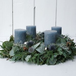 Adventskranz mit Eukalyptus, 4 blauen Kerzen, Disteln und...