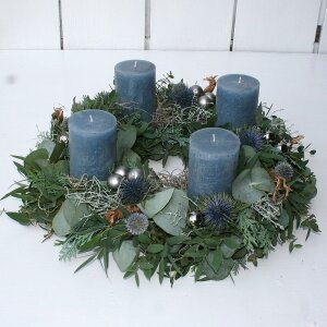 Adventskranz mit Eukalyptus, 4 blauen Kerzen, Disteln und...