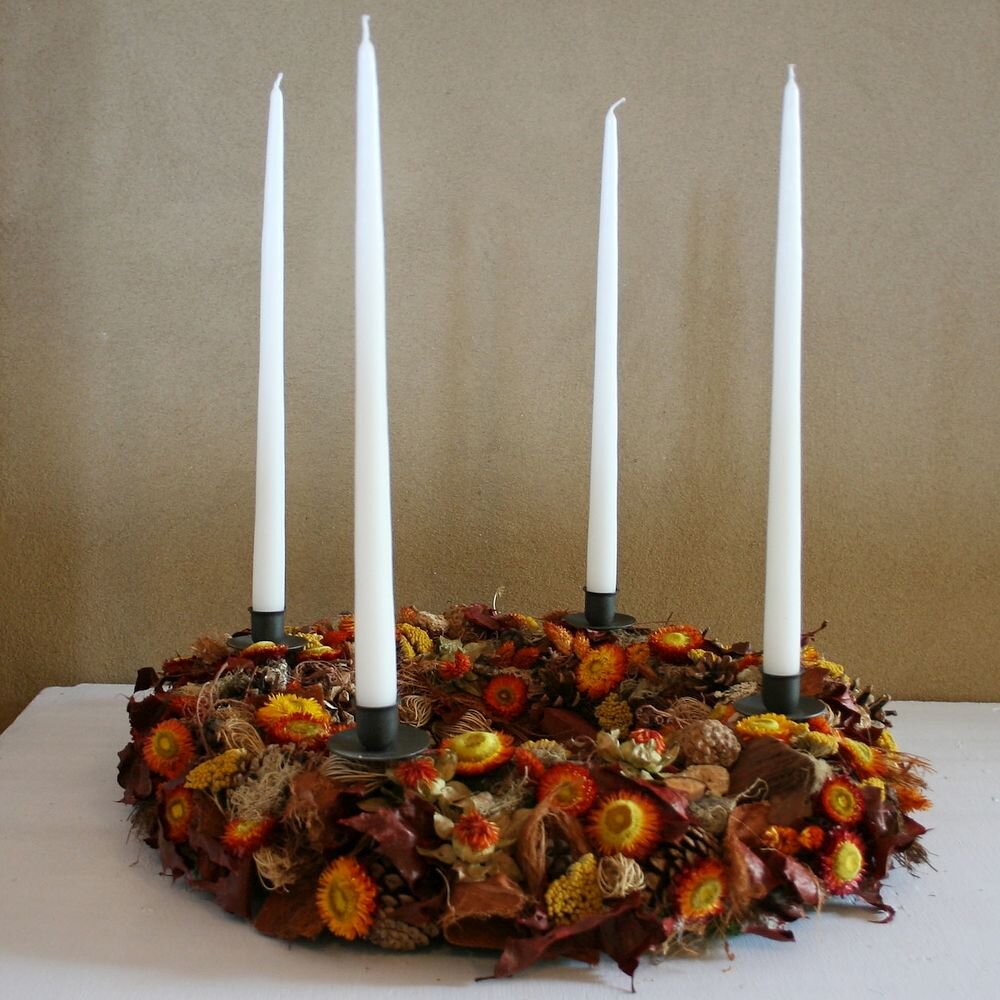 Adventskranz mit 4 creme Kerzen und orange Strohblumen