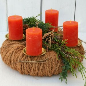 Rustikaler Adventskranz mit vier orangefarbenen Kerzen 39 cm