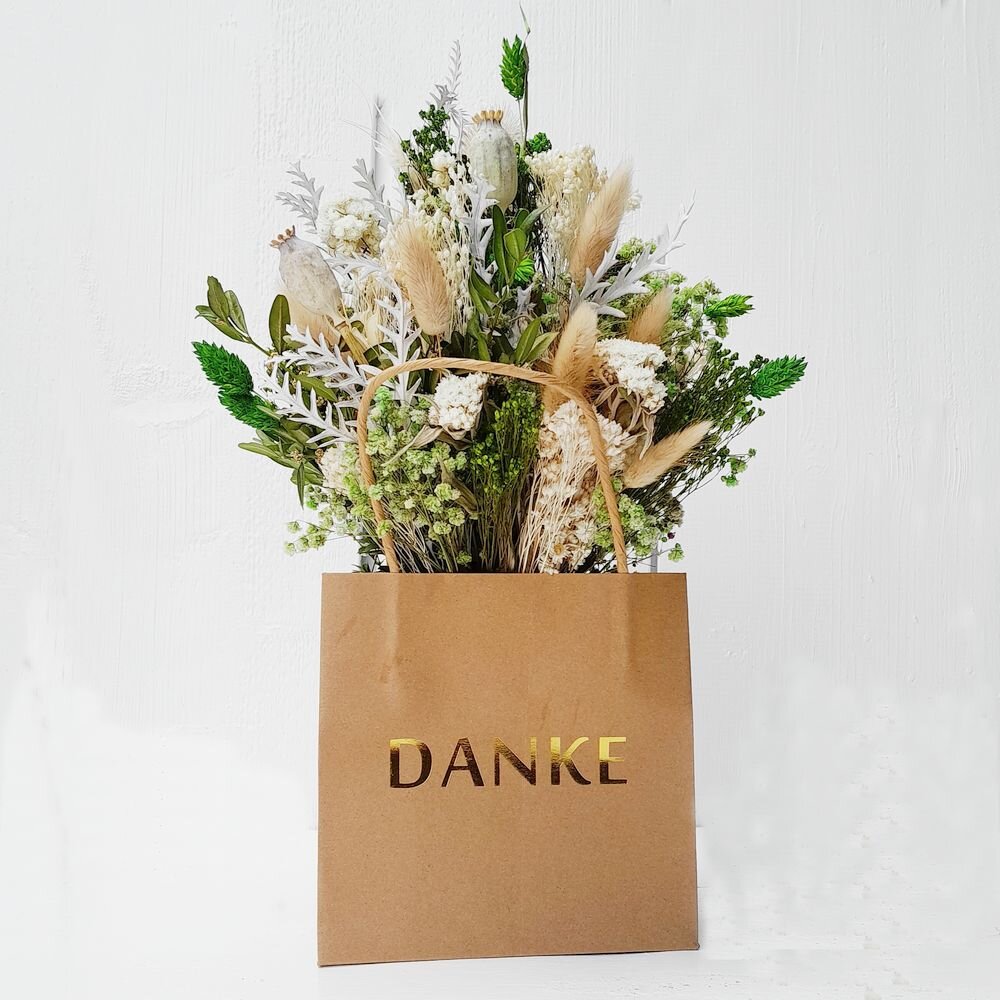 Trockenblumenstrauß grün-weiß in Papiertasche – Stilvolles Geschenk