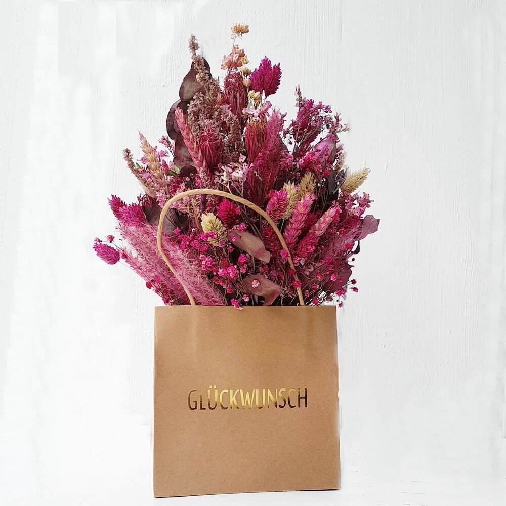 Trockenblumenstrauß pink-rosa in Papiertasche – Stilvolles Geschenk