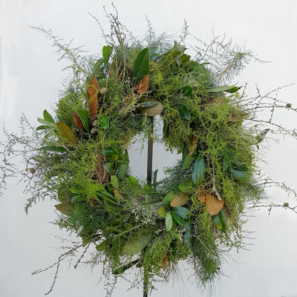 Frisch gebundener Türkranz XL mit vielen verschiedenen Grünsorten
