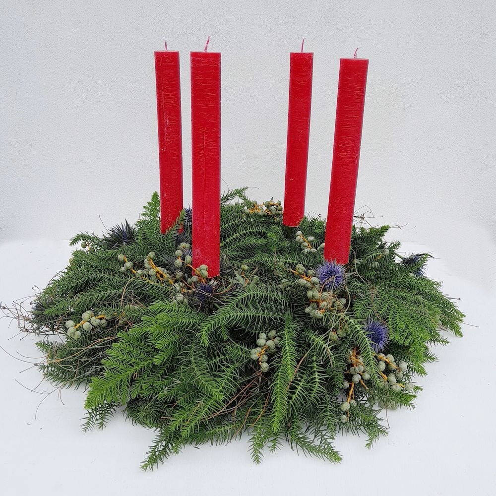 Adventskranz frisch gebunden mit Zimmertanne und 4 roten Kerzen