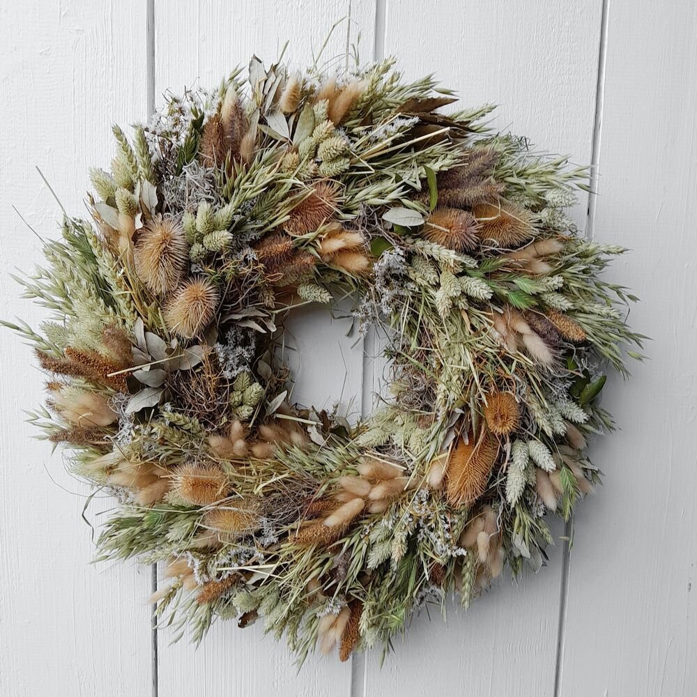 Türkranz mit Naturmaterialien, Disteln und Getreide