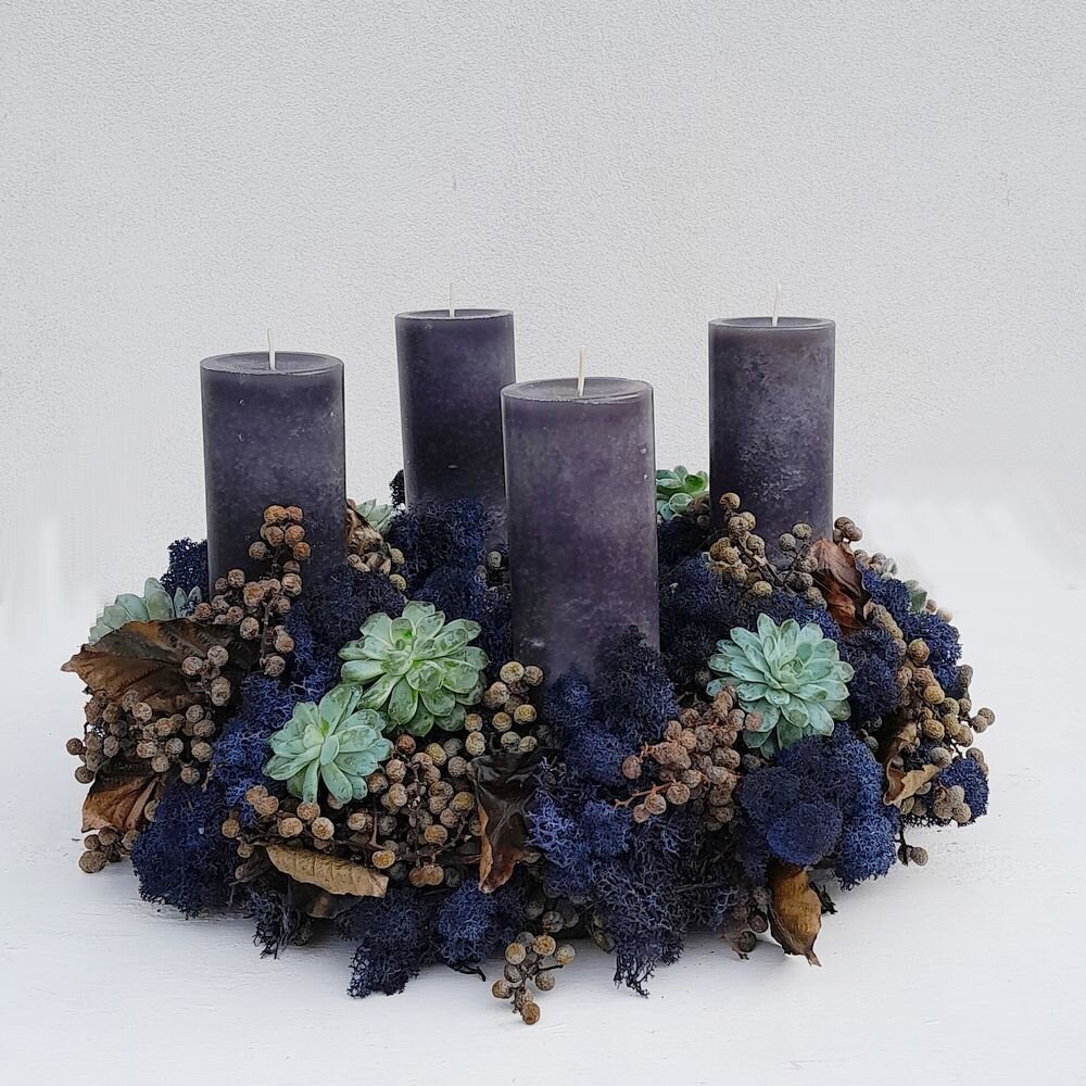 Moderner Adventskranz mit schwarzen Kerzen und Rentiermoos