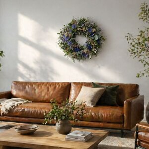 Türkranz aus frischem Eukalyptus blauen Disteln und...