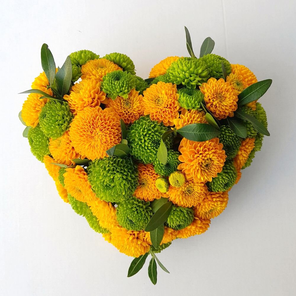 Grabherz aus frischen Chrysanthemen | Grabschmuck Herz Gelb & Grün