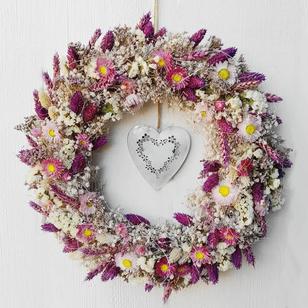 Türkranz aus getrockneten Blumen mit Metallherz – Lila & Rosa