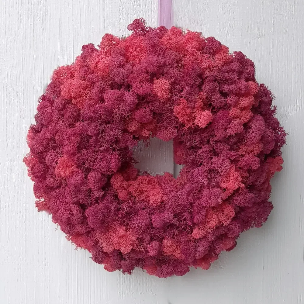 Türkranz Islandmoos  – Handgefertigter Mooskranz in kräftigen Pinktönen