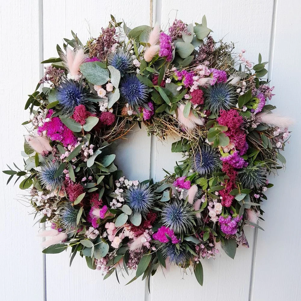 Frisch gebundene Türkränze