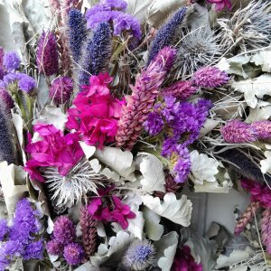 Handgefertigter Trockenkranz in Mauve, Violett und Weiß