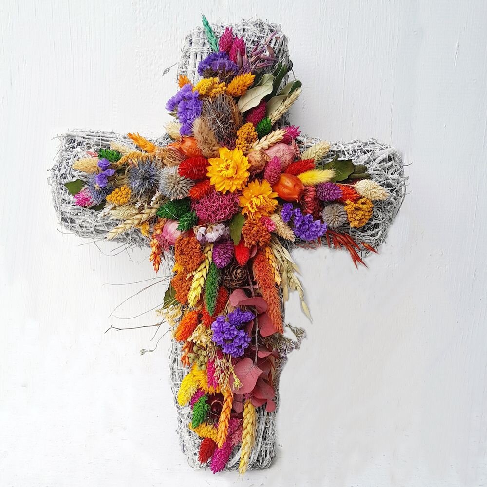 Handgefertigtes Grabkreuz aus Trockenblumen – farbenfroher Grabschmuck