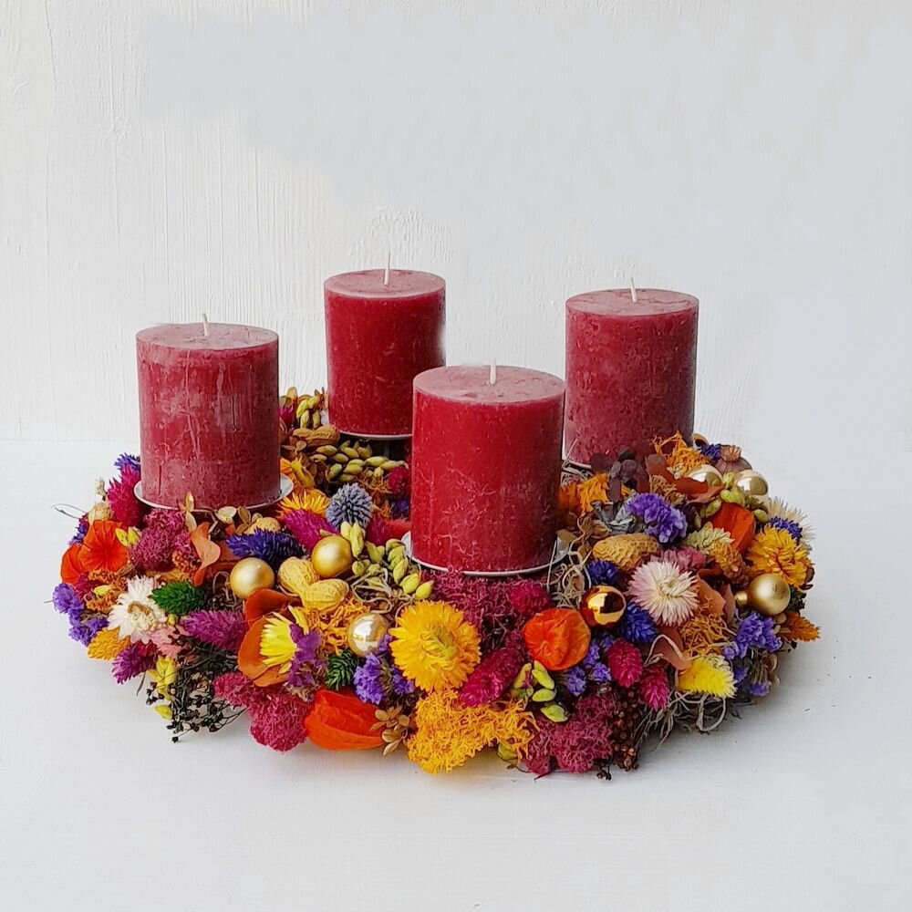 Adventskranz mit Trockenblumen, Naturmaterialien & 4 roten Kerzen