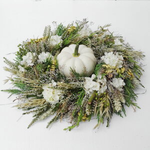 Tischdekoration mit Naturmaterialien, Hortensien und...