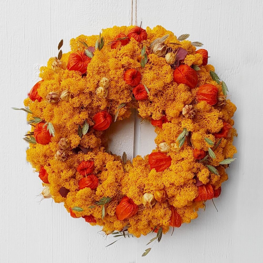 Herbstkranz mit prepariertem gelben Islandmoos Physalis und Gräser
