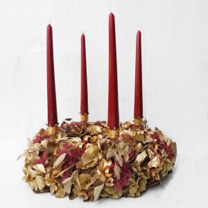 Adventskranz mit roten Kerzen, rotem Islandmoos,...