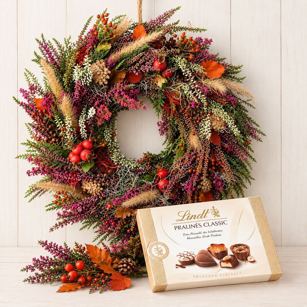 Herbstkranz mit Calluna, Hagebutten & Pralinen – Geschenkset