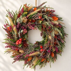 Herbstkranz mit Calluna, Hagebutten & Pralinen – Geschenkset