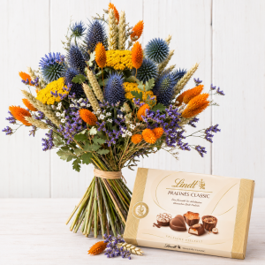 Trockenblumenstrauß mit blauen Disteln und Pralinen...