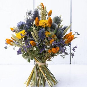 Trockenblumenstrauß mit blauen Disteln und Pralinen als Geschenkset