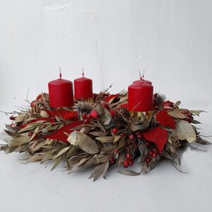 Adventskranz mit roten Kerzen, goldener Eukalyptus und...