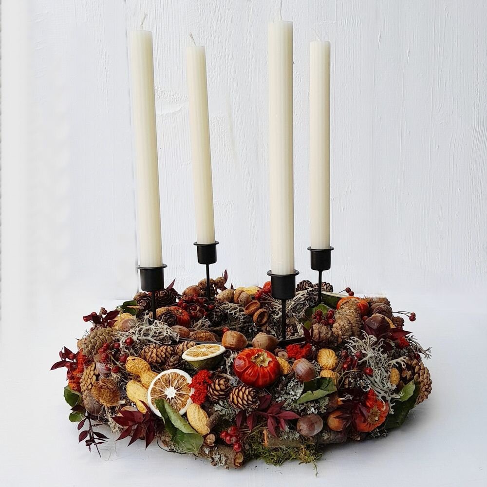 Adventskranz mit Naturmaterialien und 4 weißen Stabkerzen