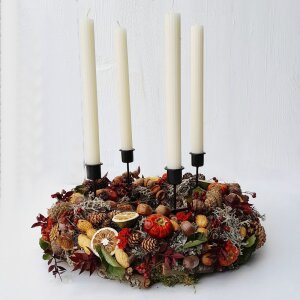 Adventskranz mit Naturmaterialien und 4 weißen...
