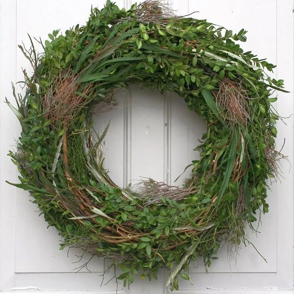 Handgefertigter Türkranz im Landhausstil mit Buxus und Naturmateriali