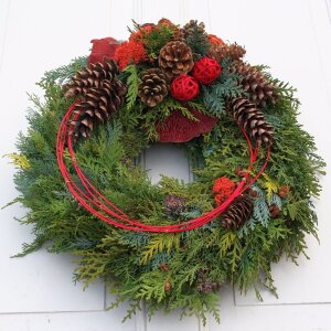 Grabschmuck mit Zapfen und Koniferengrün –...