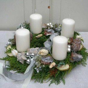 Adventskranz frisch mit 4 weißen Kerzen
