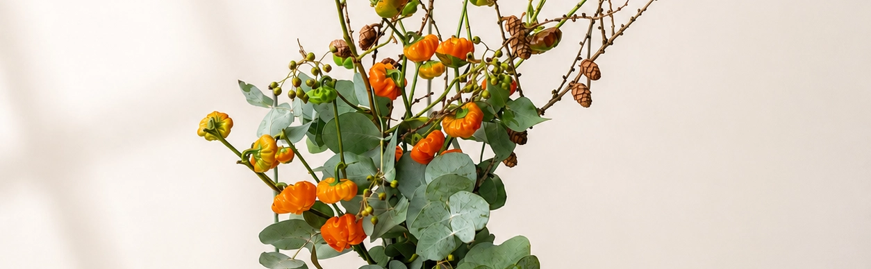Frischer Eukalyptusstrauß mit Capsicum, Lärche & Multiflora