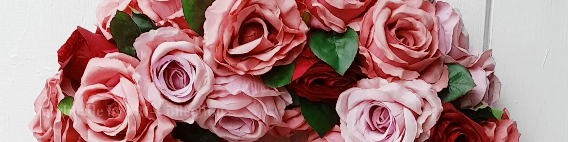 header-fri-collection-kranz-mit-rosa-und-roten-rosen