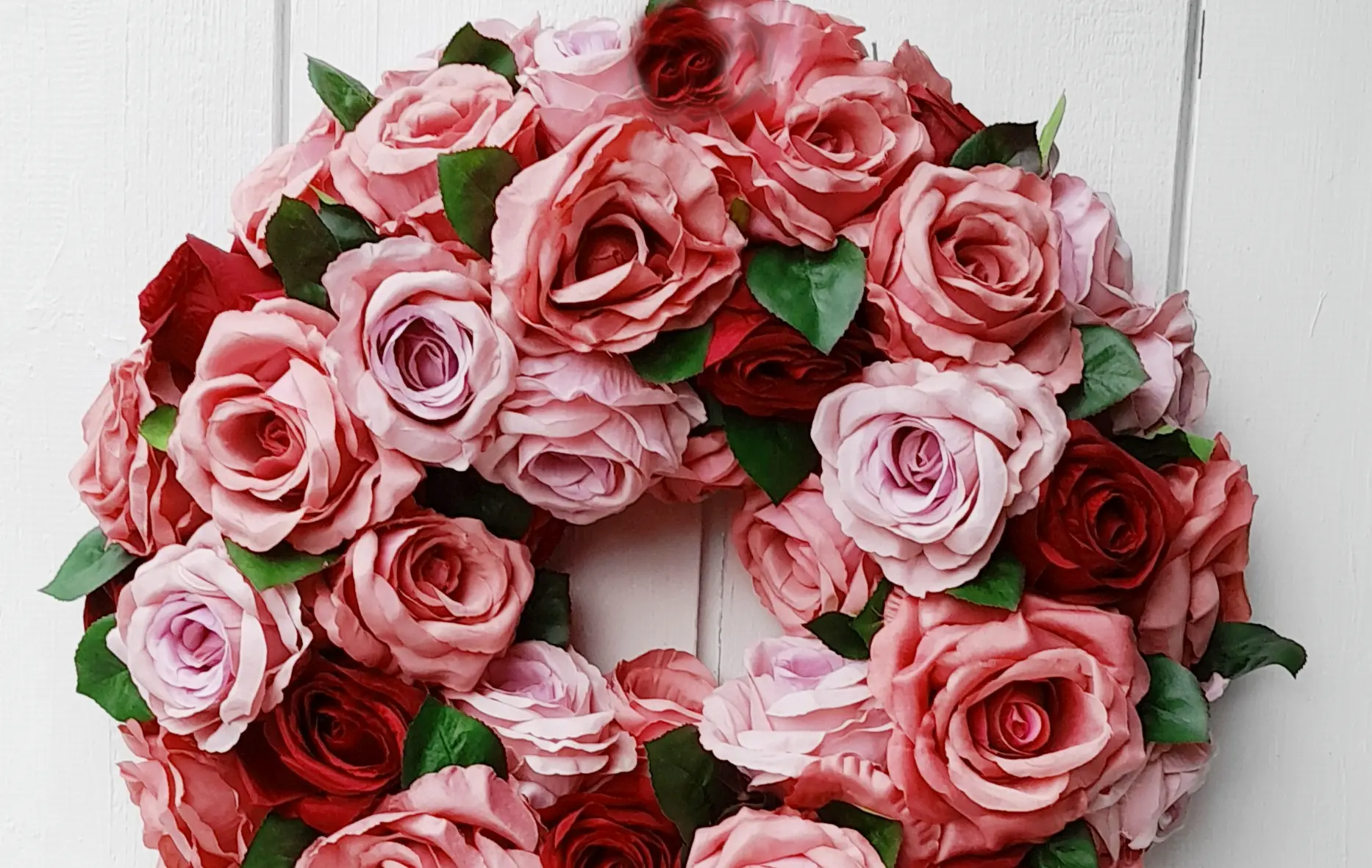 Tuerkranz mit rosa und roten Rosen